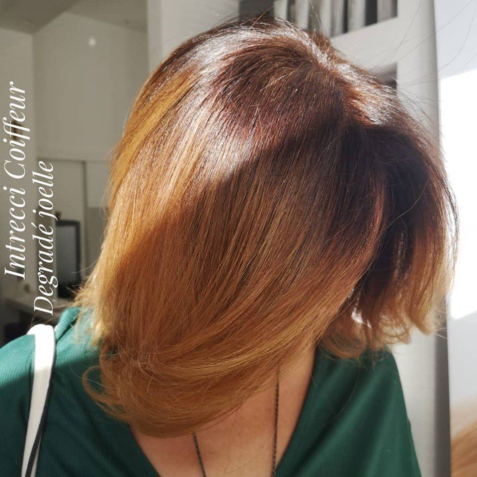 Colorazione con riflessi naturali su taglio di capelli medio lungo