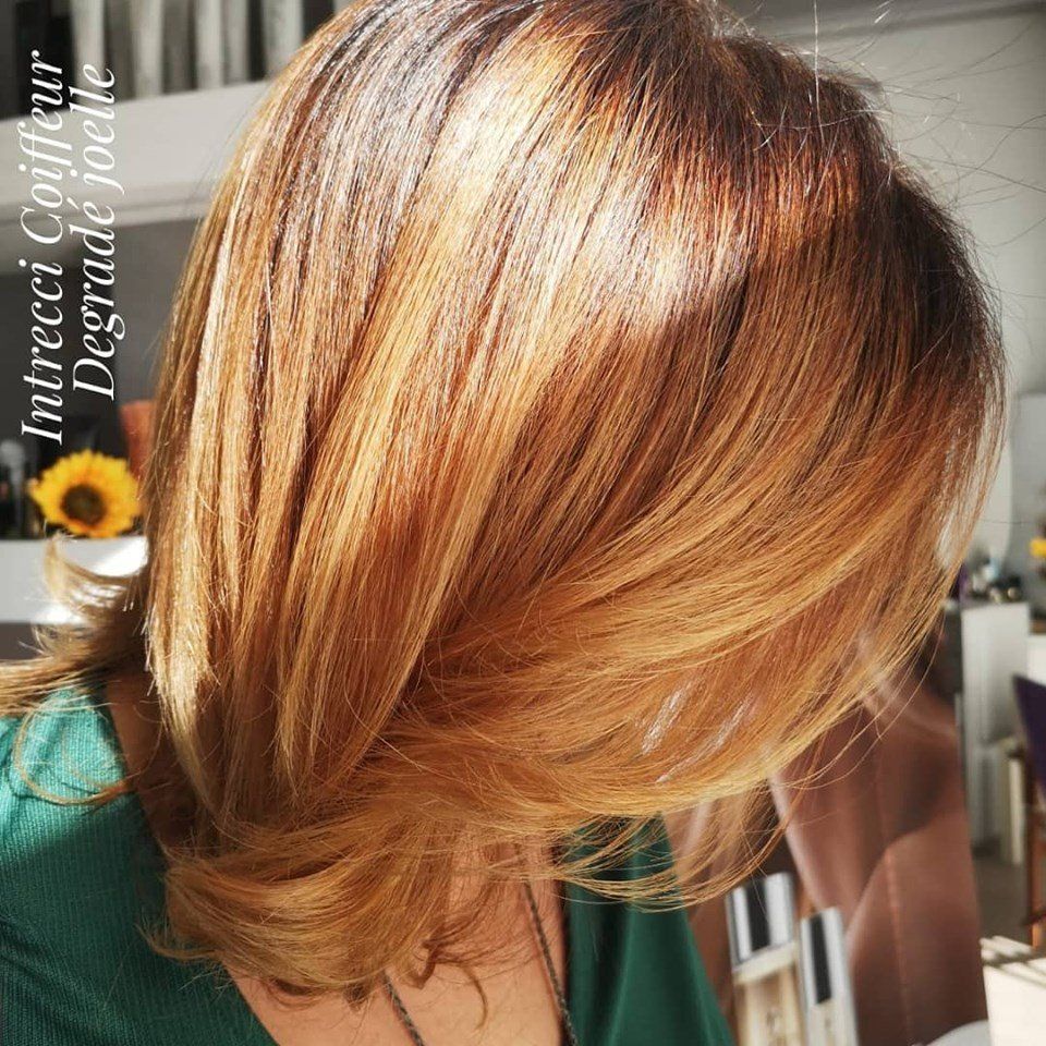 Riflessi naturali su capelli lunghi lisci
