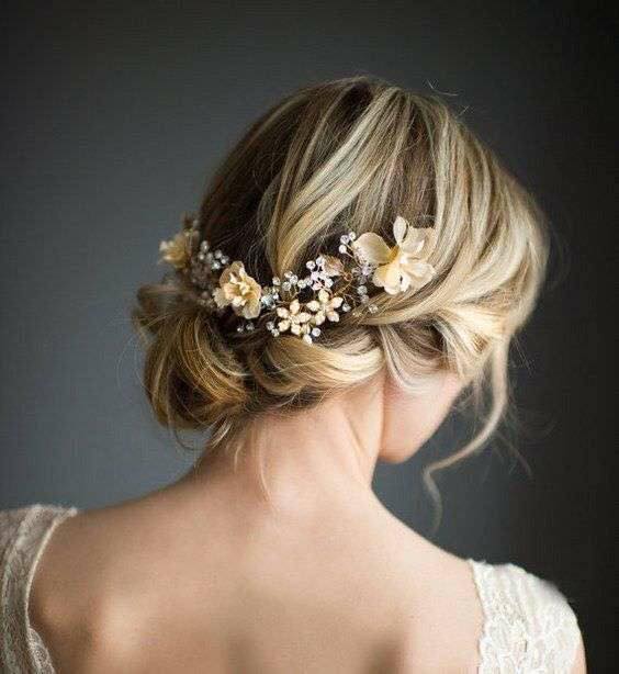 Acconciatura raccolta sposa romantica