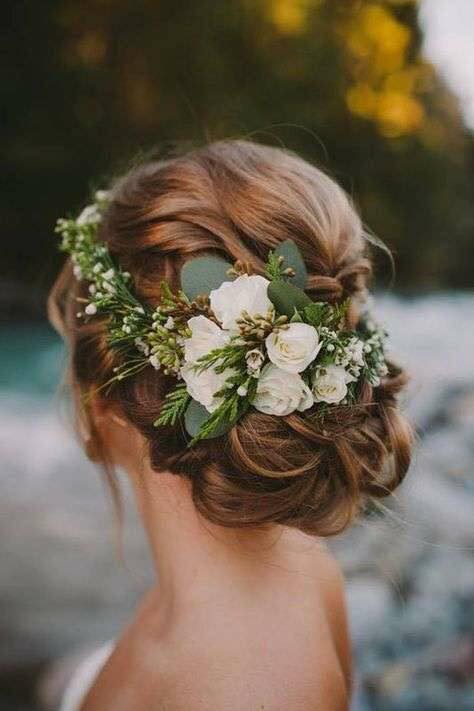 Acconciatura raccolta sposa con fiori freschi