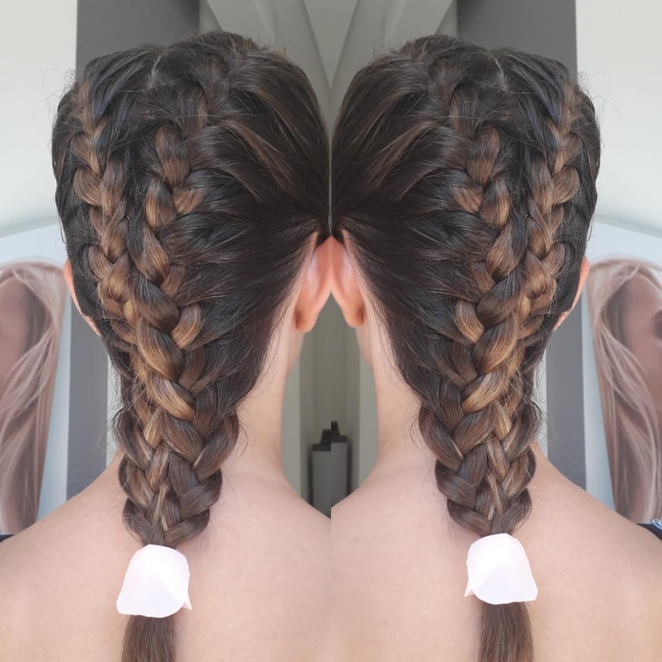 Capelli raccolti in treccia lunga