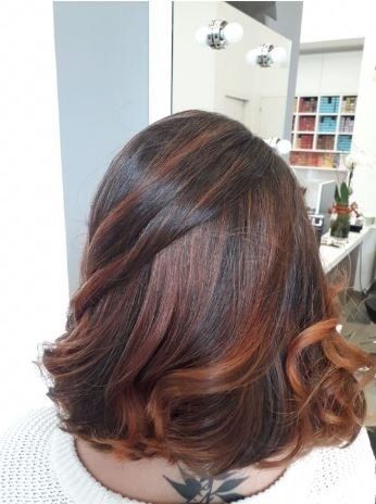 Taglio medio capelli colorazione sfumata sul rosso