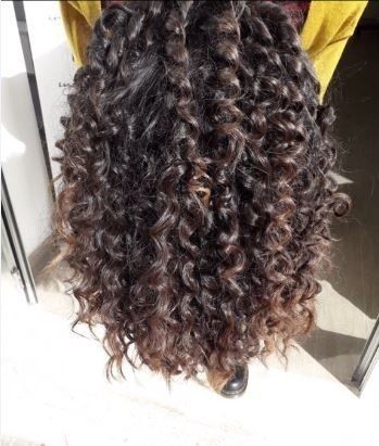 Capelli castano scuro ricci