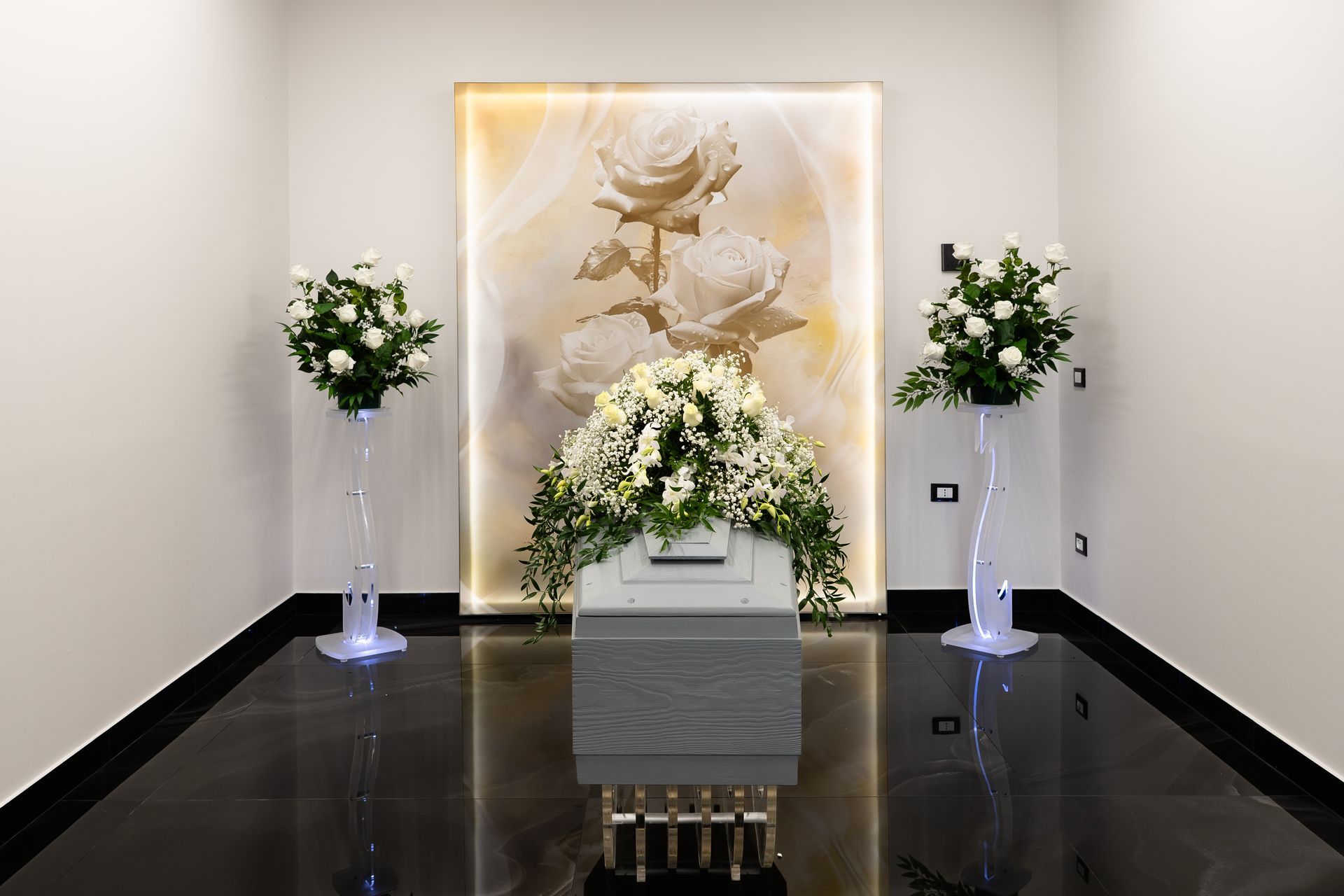 Bara con composizioni floreali, in una stanza luminosa con uno sfondo di rose.