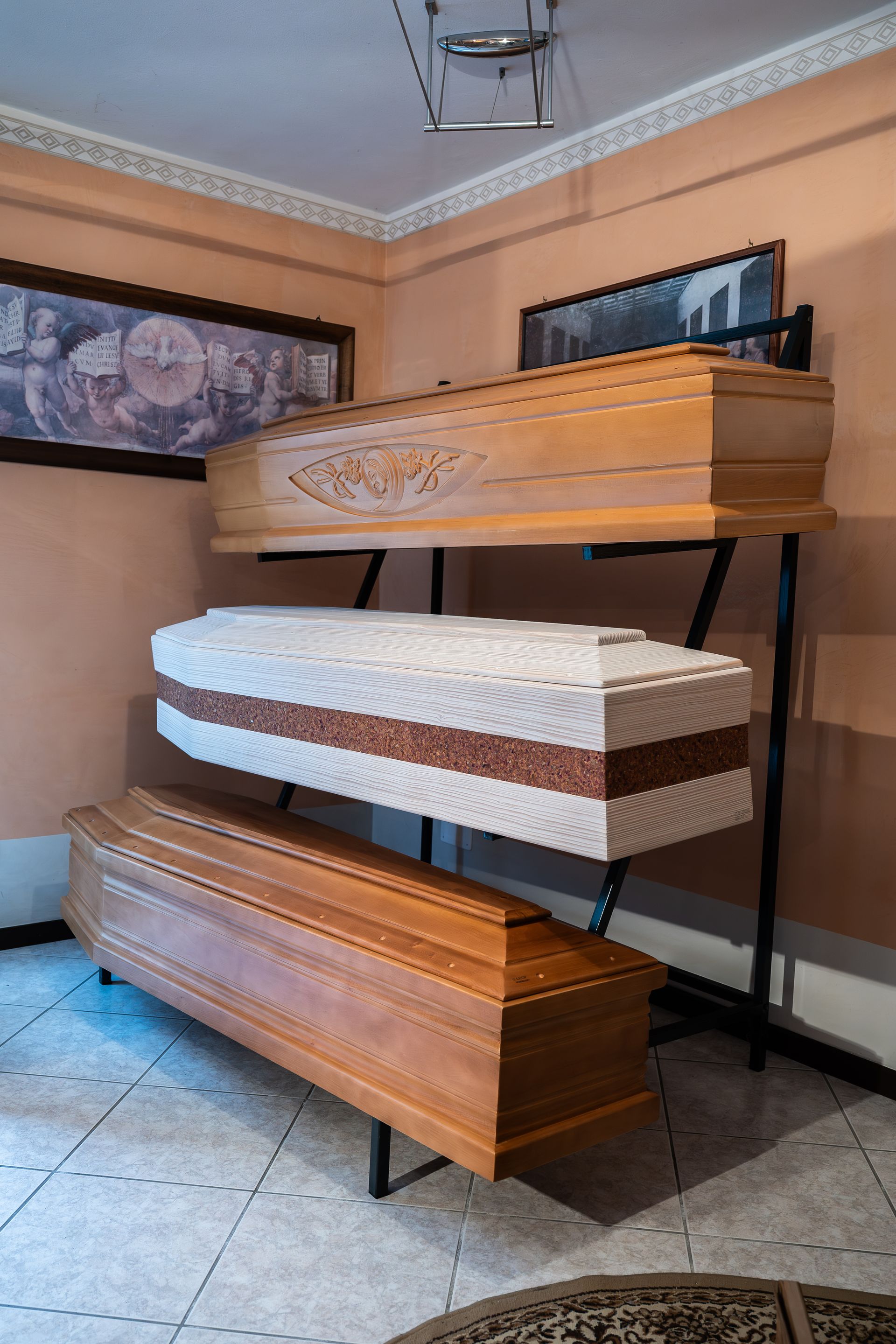 Tre bare di legno esposte su una rastrelliera in una stanza.