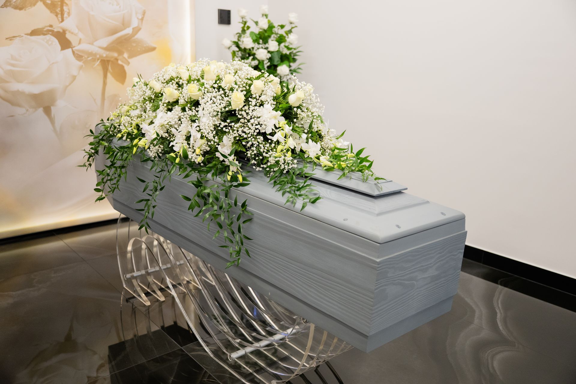 Bara grigia con composizione floreale bianca, all'interno.