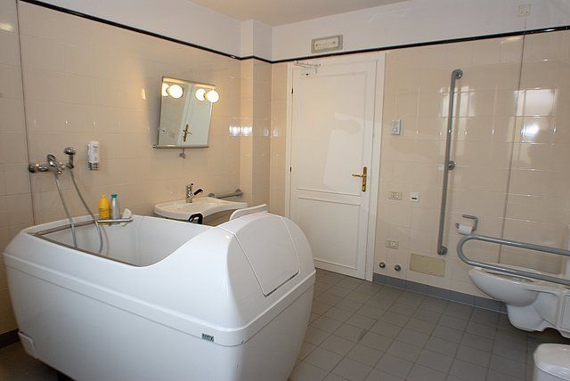 bagno con vasca del residence anziani