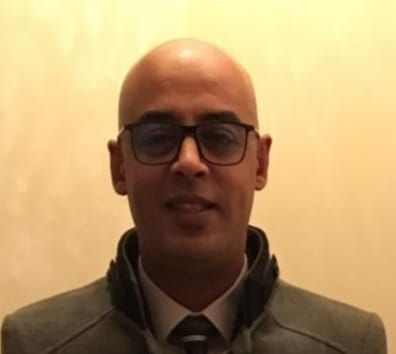 Un homme en costume et cravate est dans un cercle violet