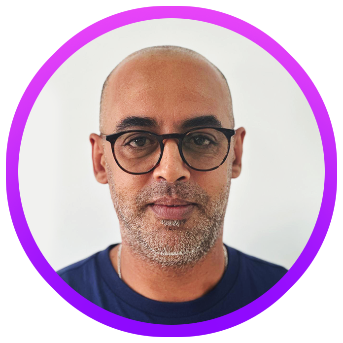 Un homme avec des lunettes et une barbe est dans un cercle violet