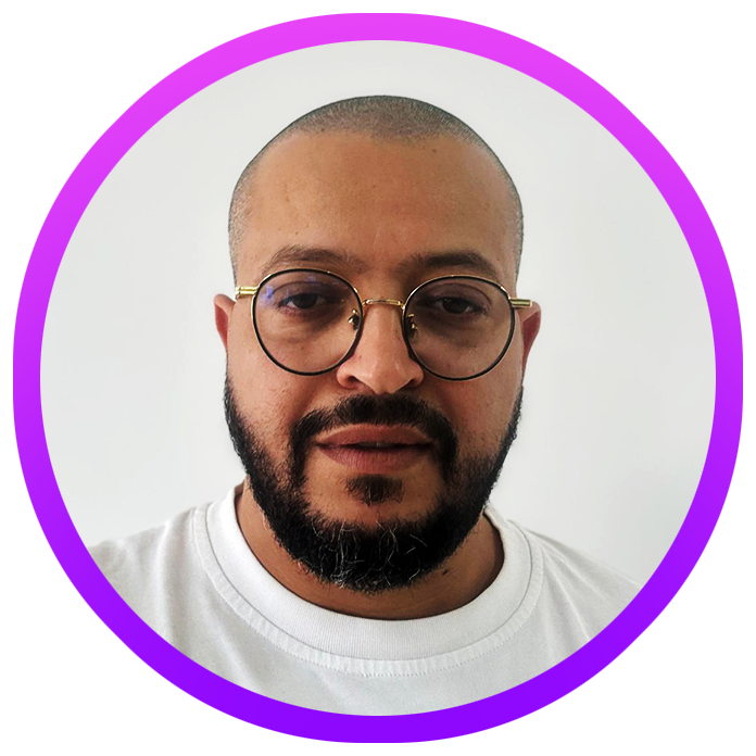 Un homme avec des lunettes et une barbe est dans un cercle violet