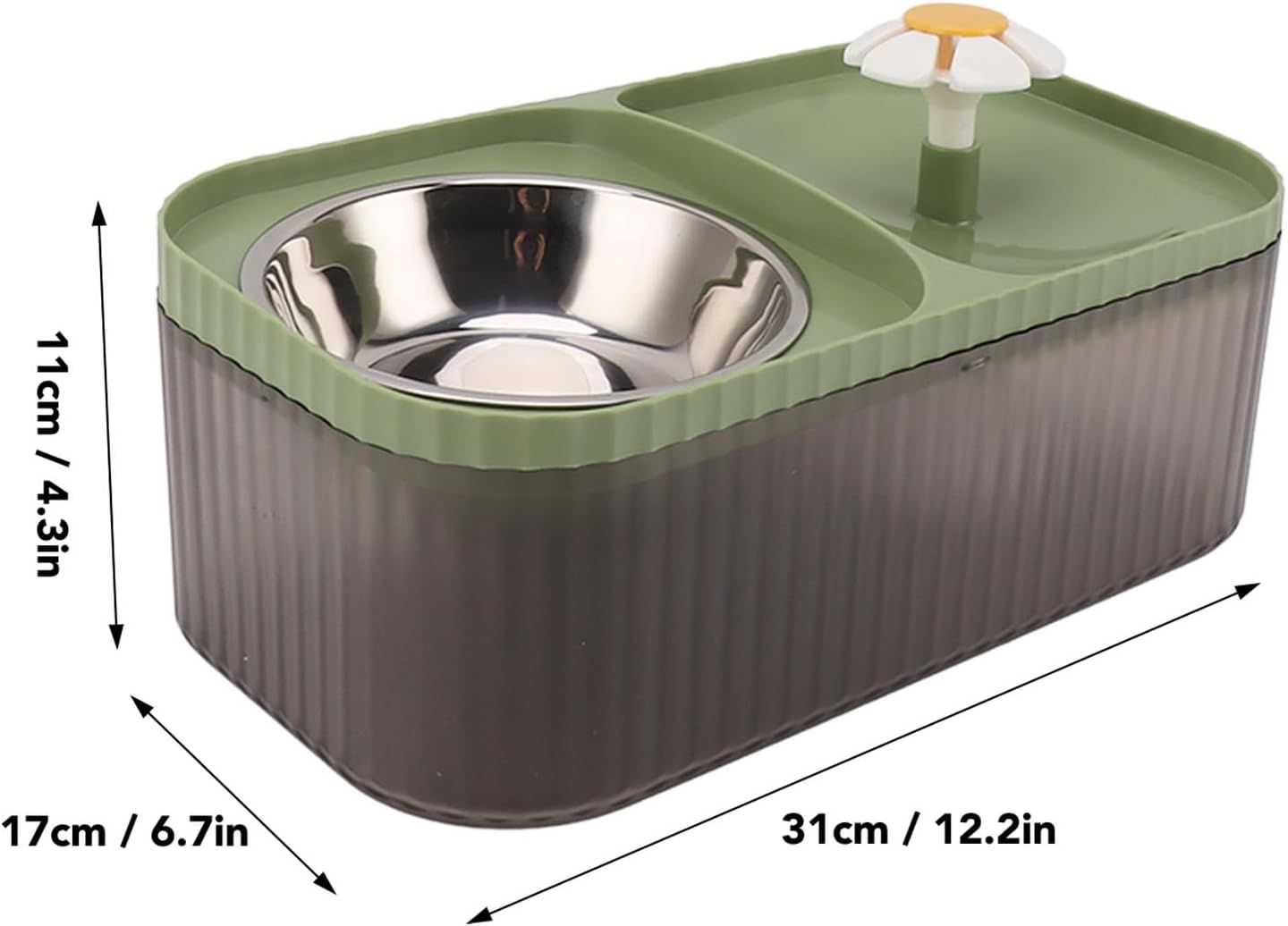 Gato gris mirando hacia arriba por encima de una fuente de agua para mascotas verde y gris.