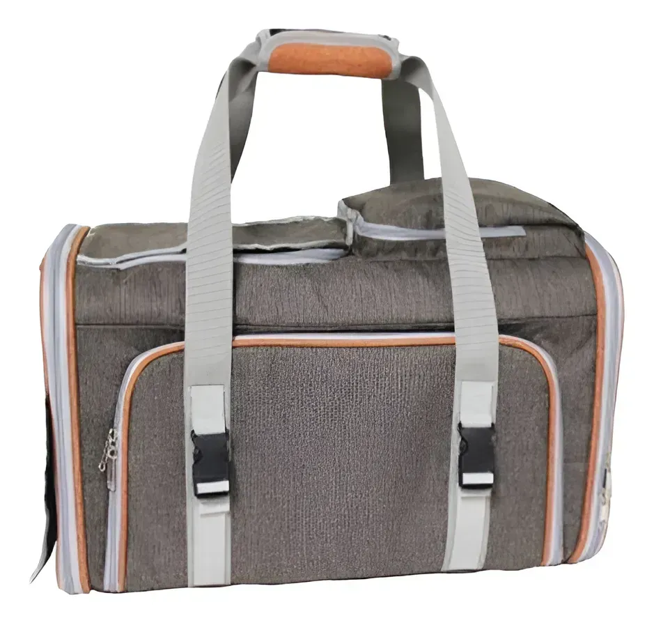 Bolsa de transporte para mascotas de color gris con ribete y asa en color naranja.
