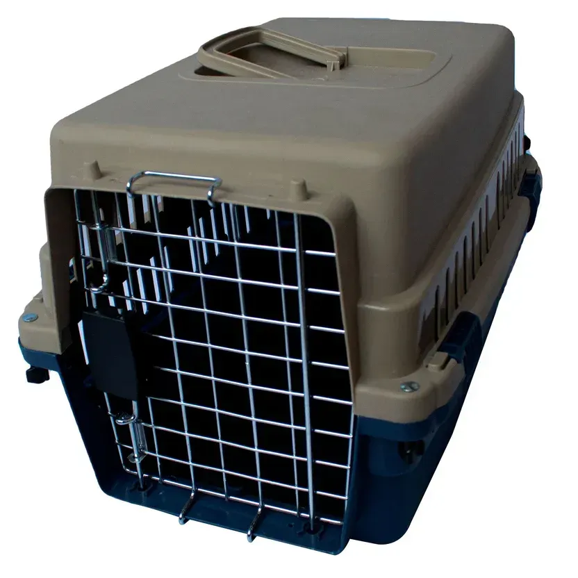 Transportín para mascotas en color marrón y azul con puerta de metal.