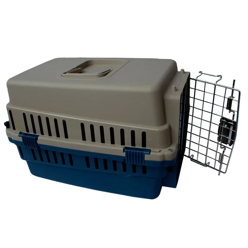 Transportín para mascotas en color marrón y azul con puerta de metal.