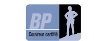 Logo bleu et noir avec le texte « BP » et « Couvreur certifié », avec une silhouette de couvreur.