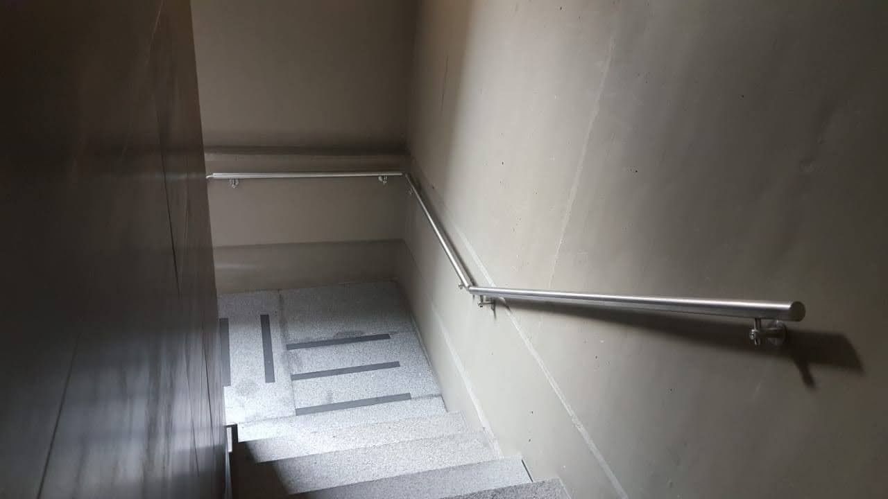 Escalera con barandilla metálica.