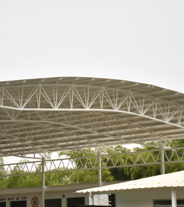 Un edificio con un cartel que dice que no se puede aparcar.