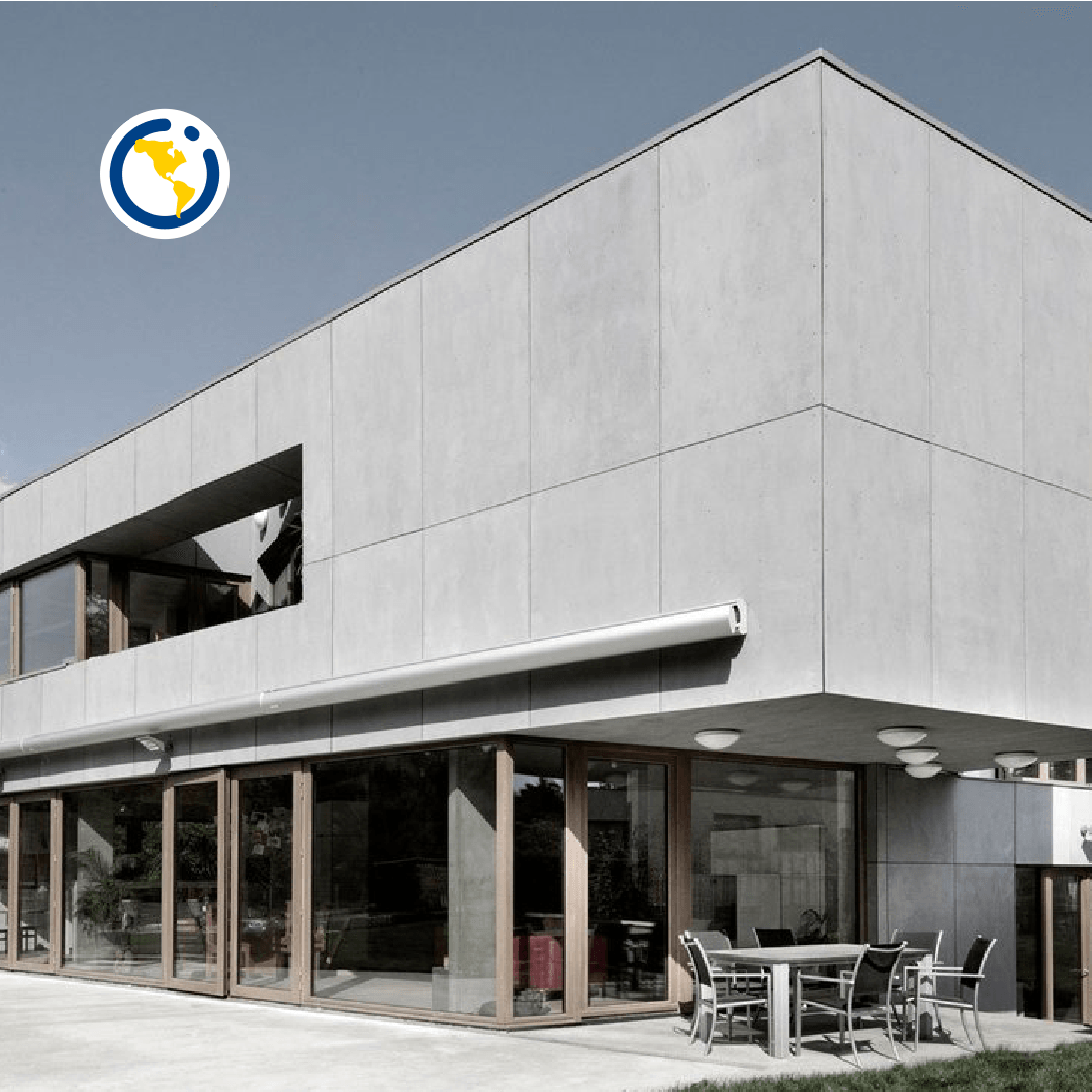 Un gran edificio con un globo terráqueo encima.