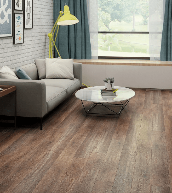 Una sala de estar con un sofá y una mesa de café.