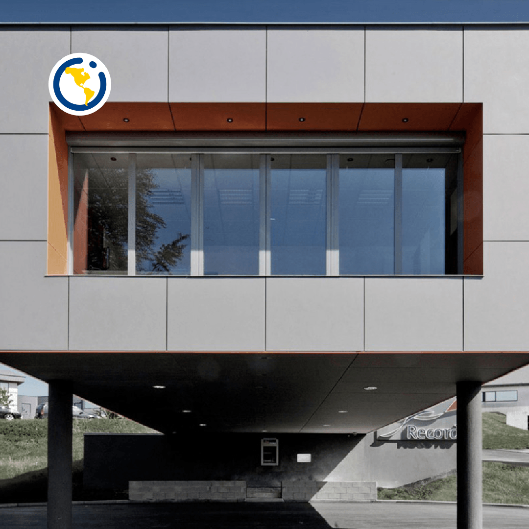 Un edificio con un globo terráqueo en la parte superior.