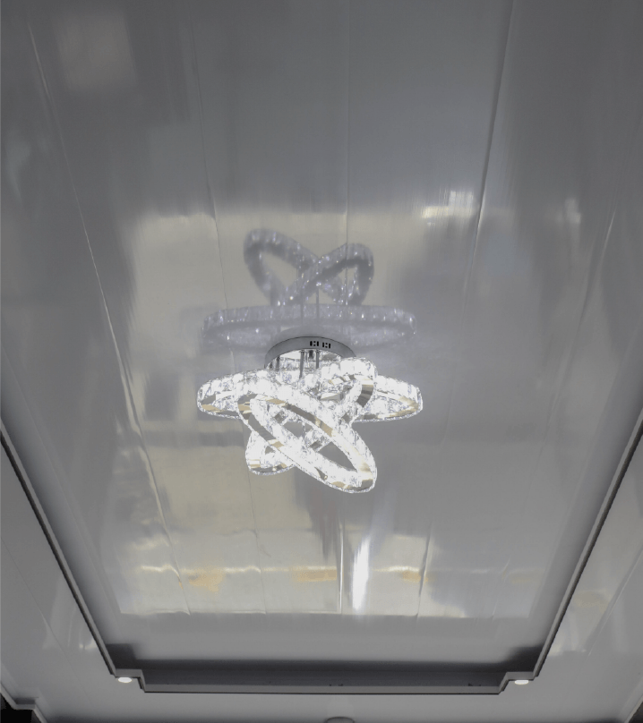 Una lámpara de araña cuelga del techo de una habitación.