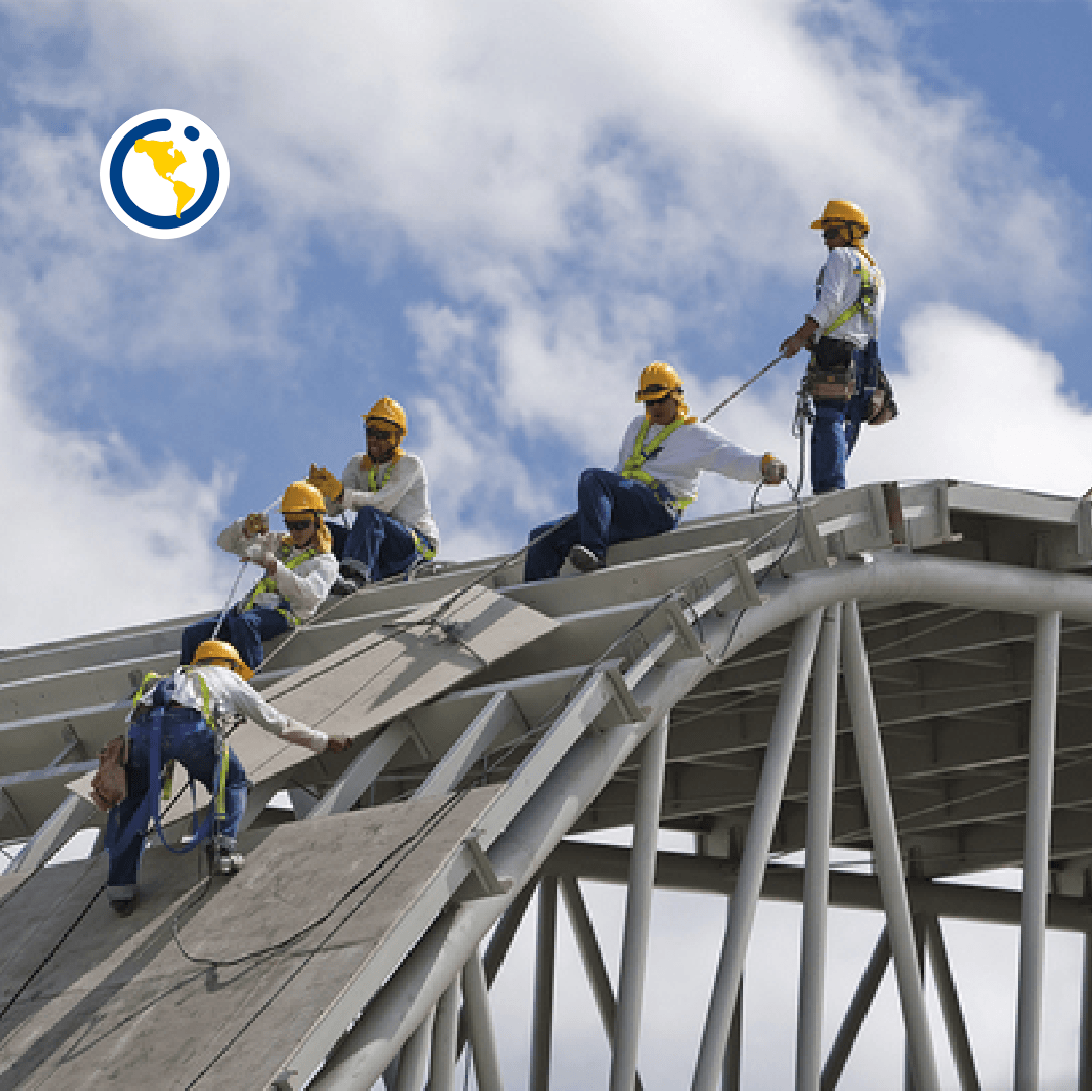 Un grupo de trabajadores de la construcción está trabajando en un puente.