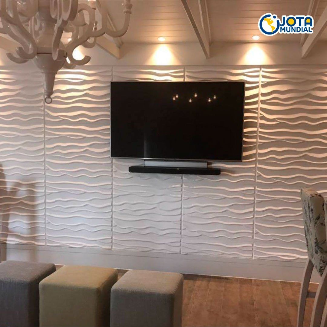 Una sala de estar con un televisor de pantalla plana en la pared.