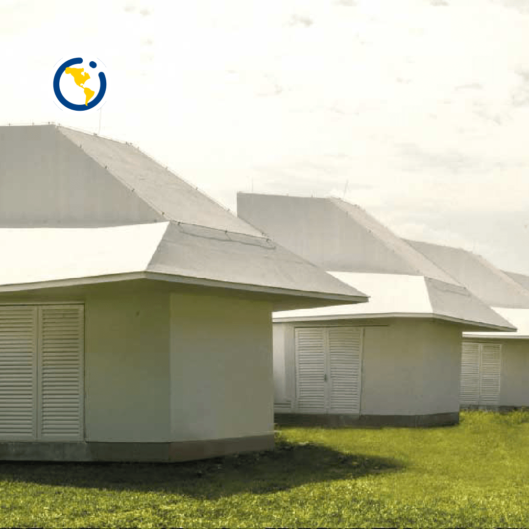 Una hilera de casas blancas con un globo azul encima de ellas