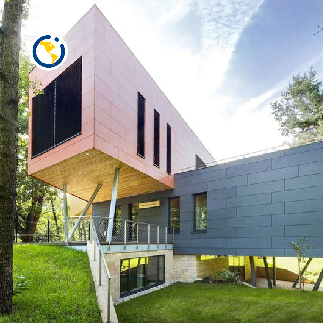 Una casa grande con un globo terráqueo encima.