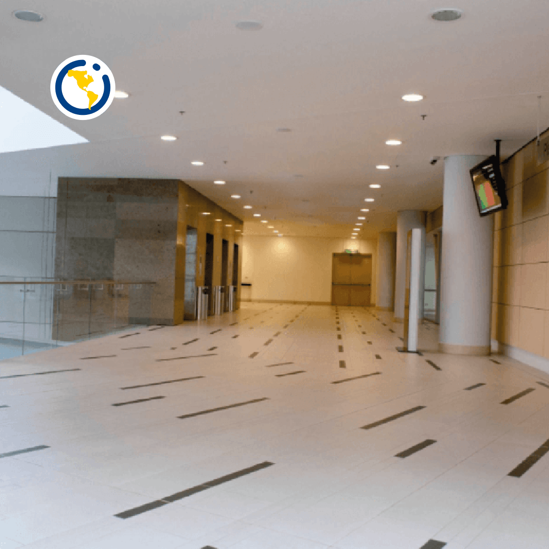 Un pasillo vacío con un televisor colgando del techo.