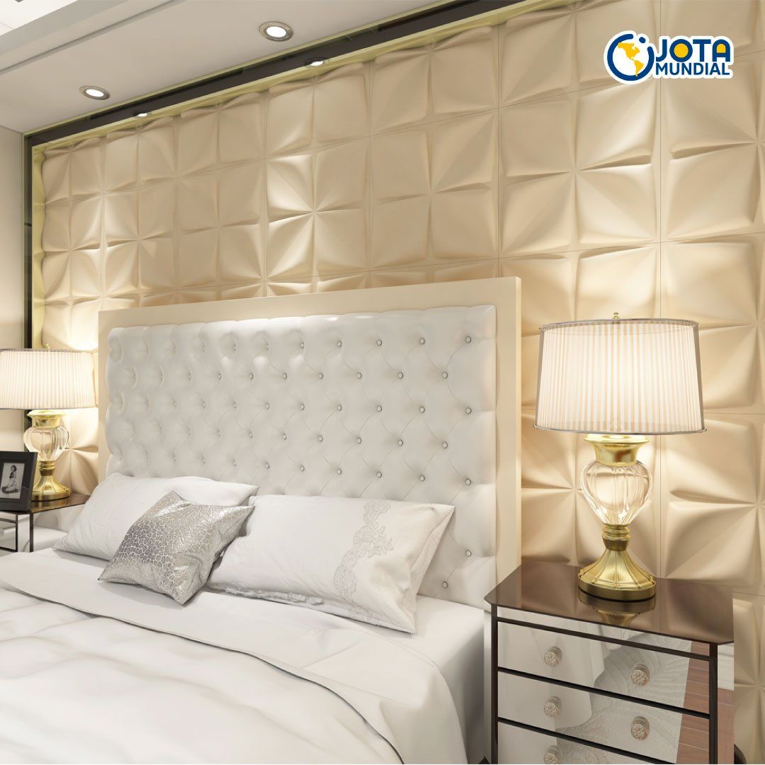 Un dormitorio con una cama, una mesita de noche y dos lámparas.