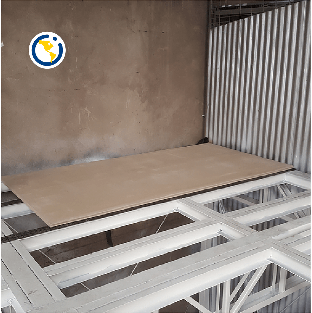 Un trozo de madera contrachapada se encuentra encima de una estructura de metal.