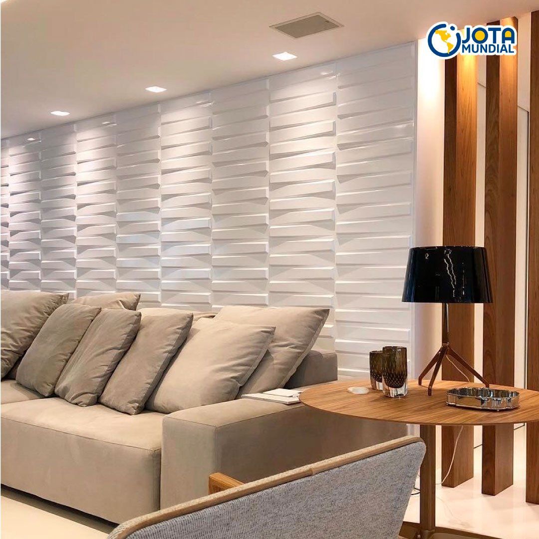 Una sala de estar con sofá, silla, mesa y lámpara.