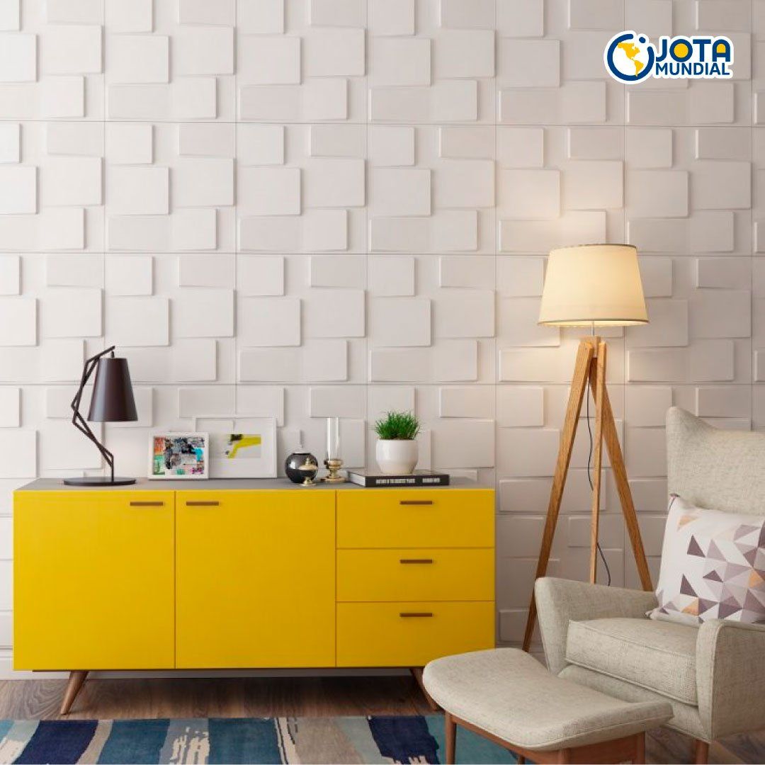 Una sala de estar con una cómoda amarilla, una silla y una lámpara.