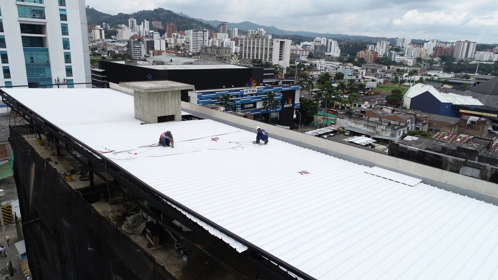 Un grupo de personas está trabajando en el tejado de un edificio.