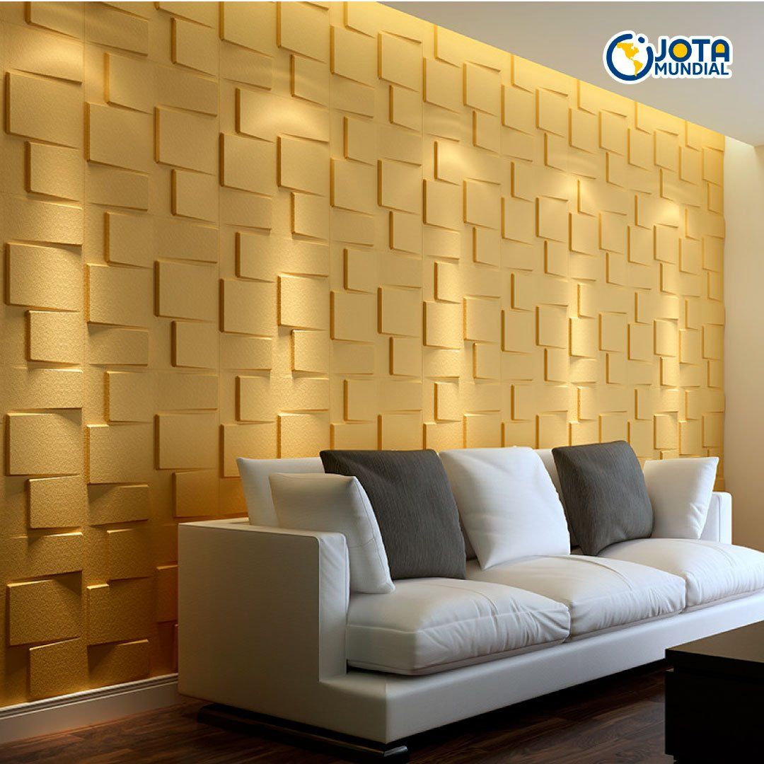 Una sala de estar con un sofá blanco y una pared dorada.