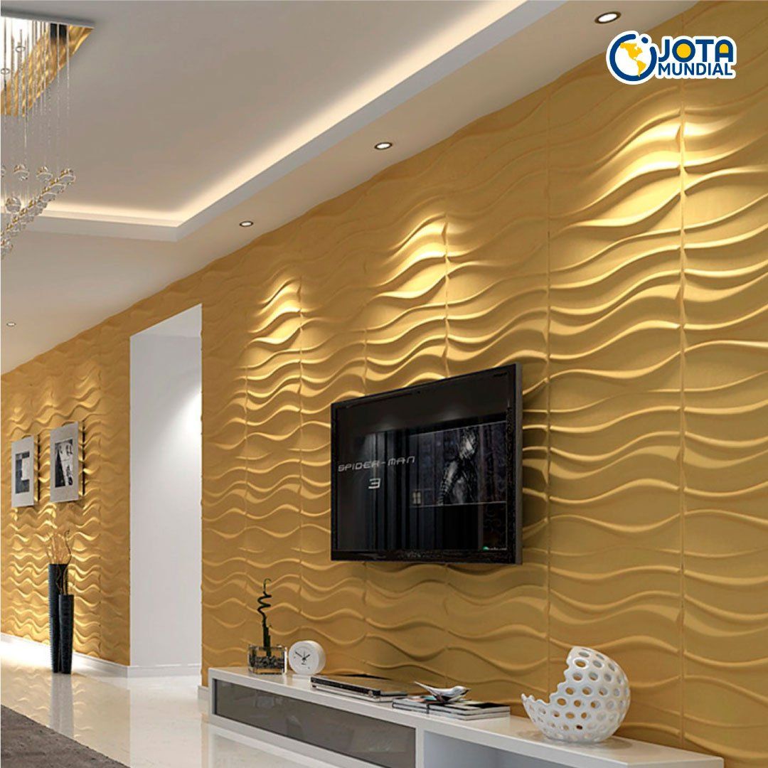 Una sala de estar con un televisor de pantalla plana en la pared.