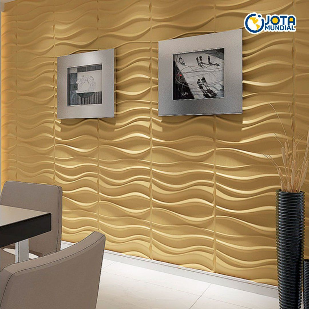 Un comedor con una mesa y sillas y dos relojes en la pared.