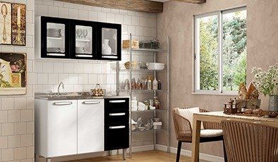 Una cocina con una mesa y sillas y una ventana.