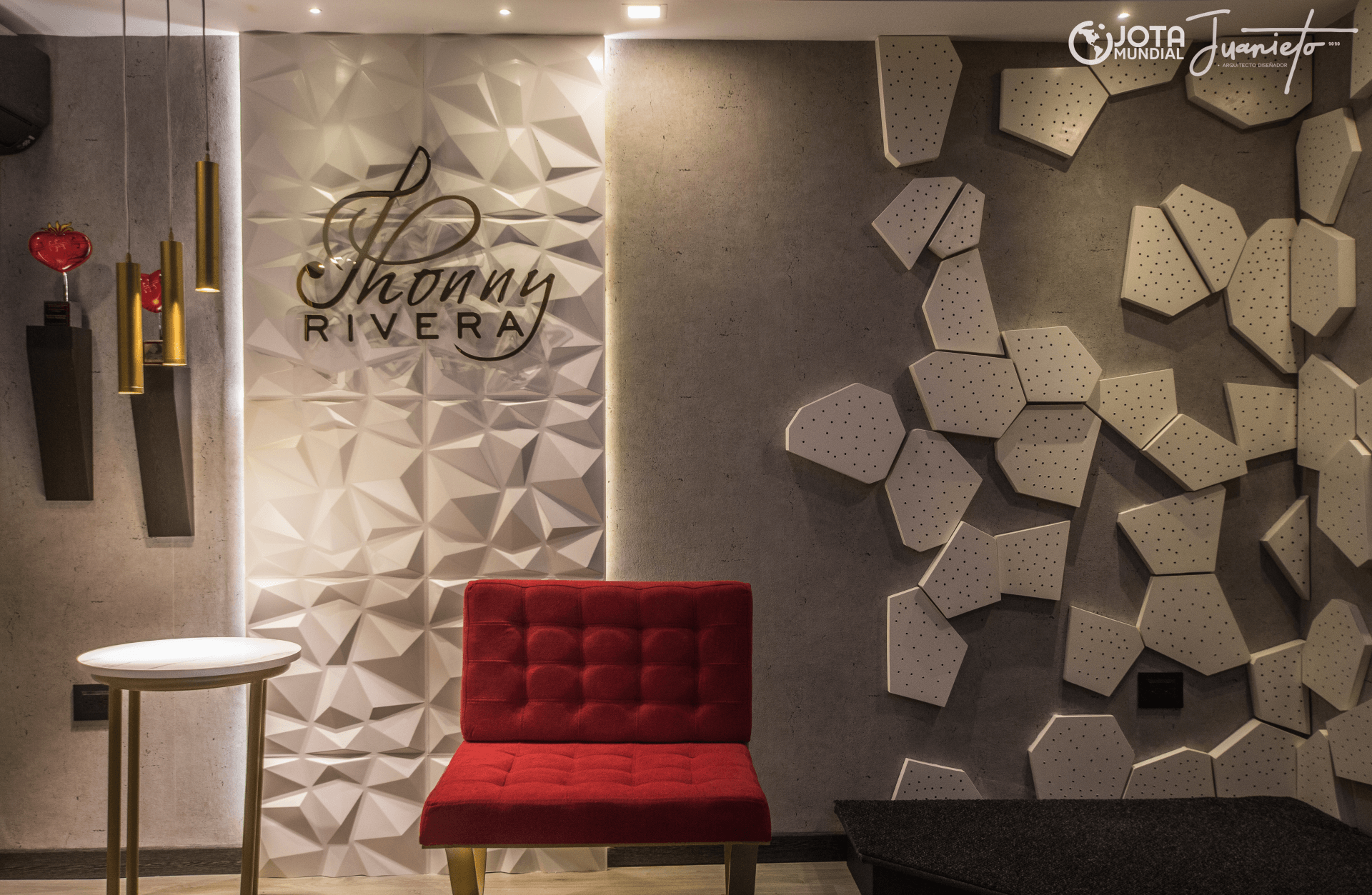 Una silla roja frente a una pared que dice Thomas Rivera.