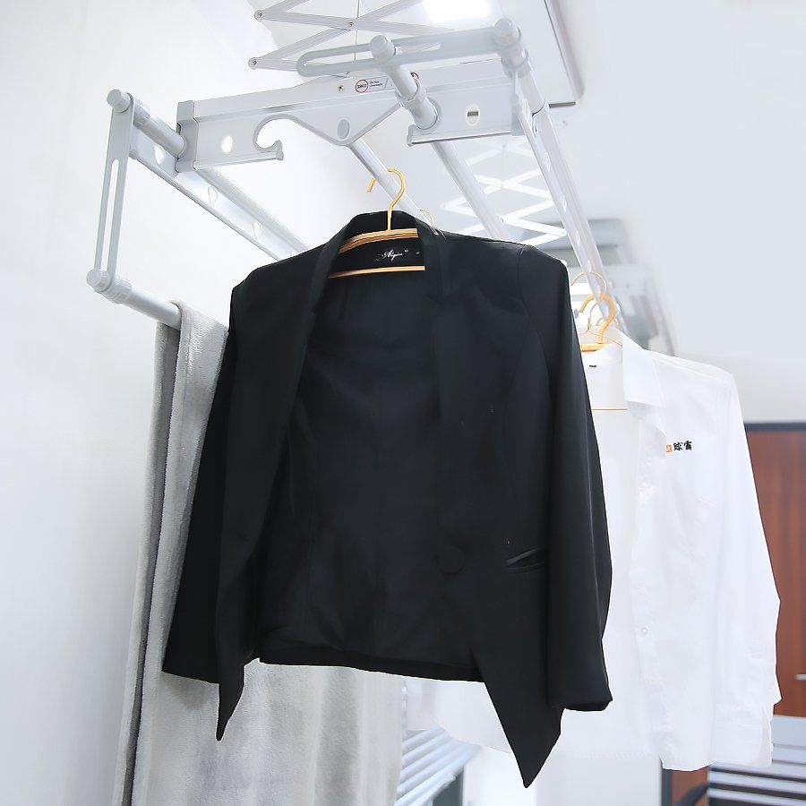 Una chaqueta negra está colgada en un perchero.