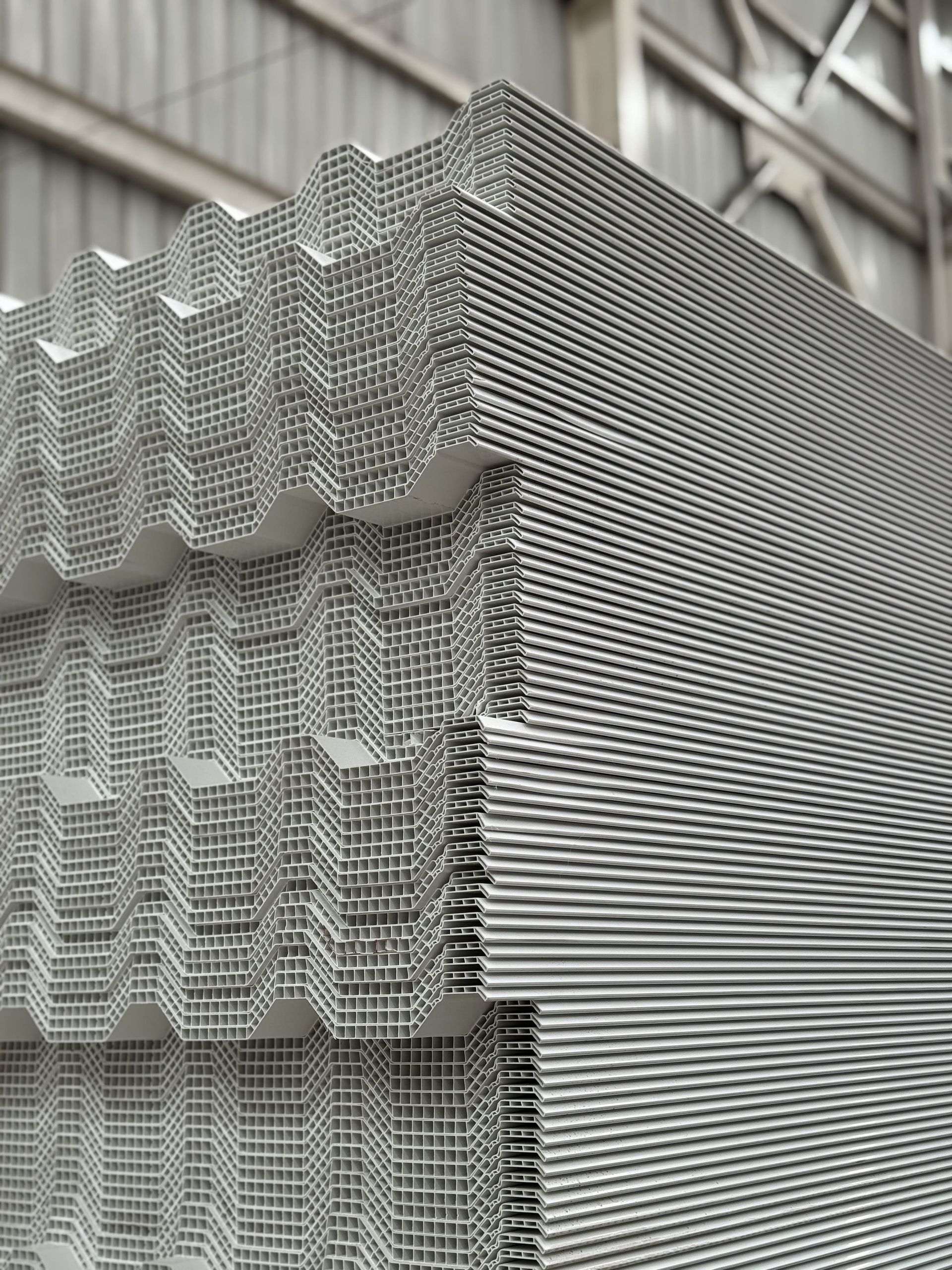 Un baño con azulejos blancos, un lavabo, un espejo y una bañera.