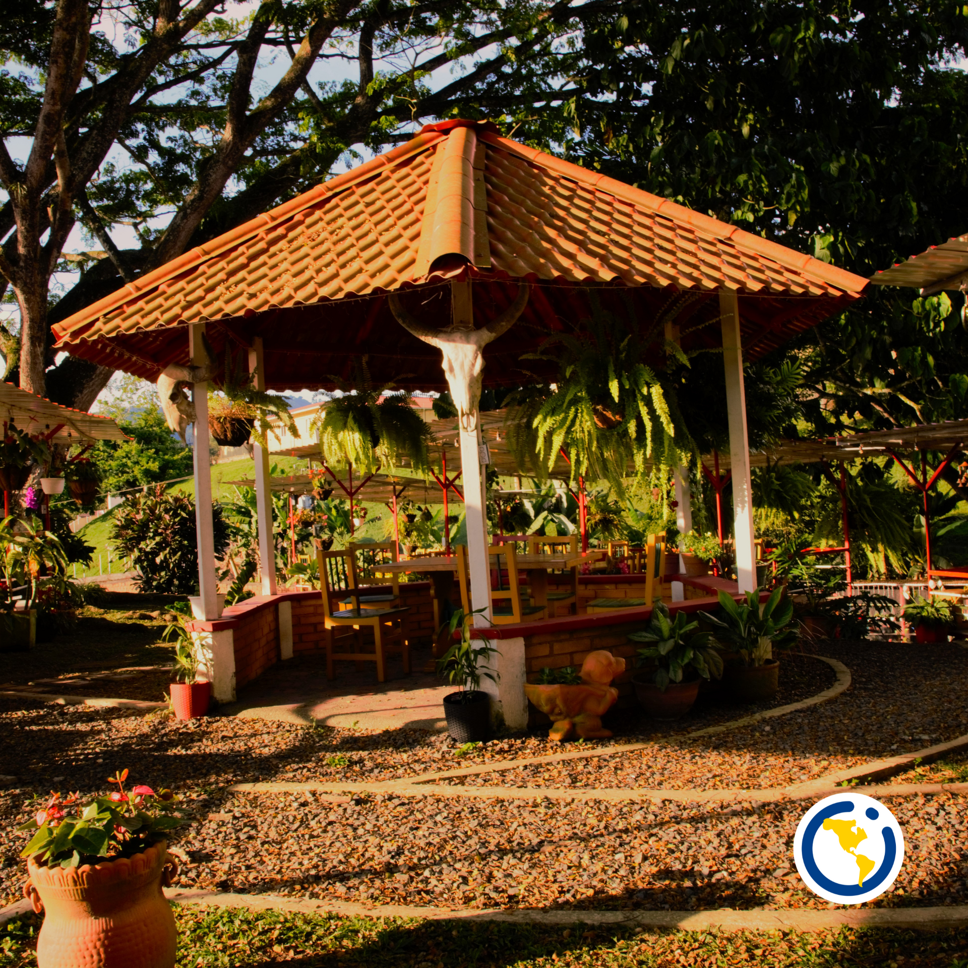 Un mirador con una cruz encima