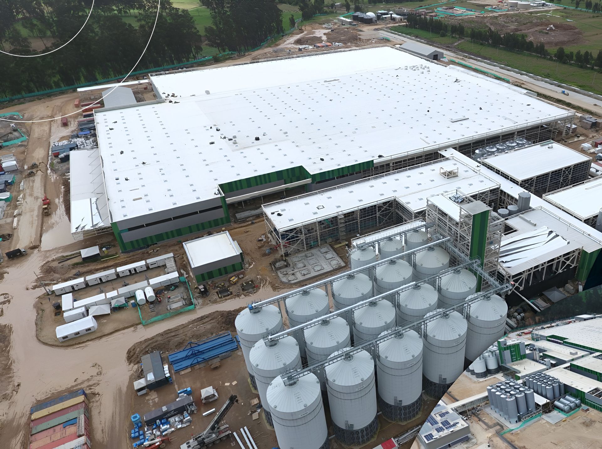 Una vista aérea de un gran edificio en construcción con muchos silos.