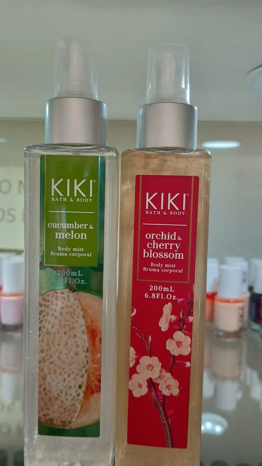 Dos aerosoles perfumados de la marca KIKI: pepino y melón en envase verde y orquídea y flor de cerezo en envase rojo