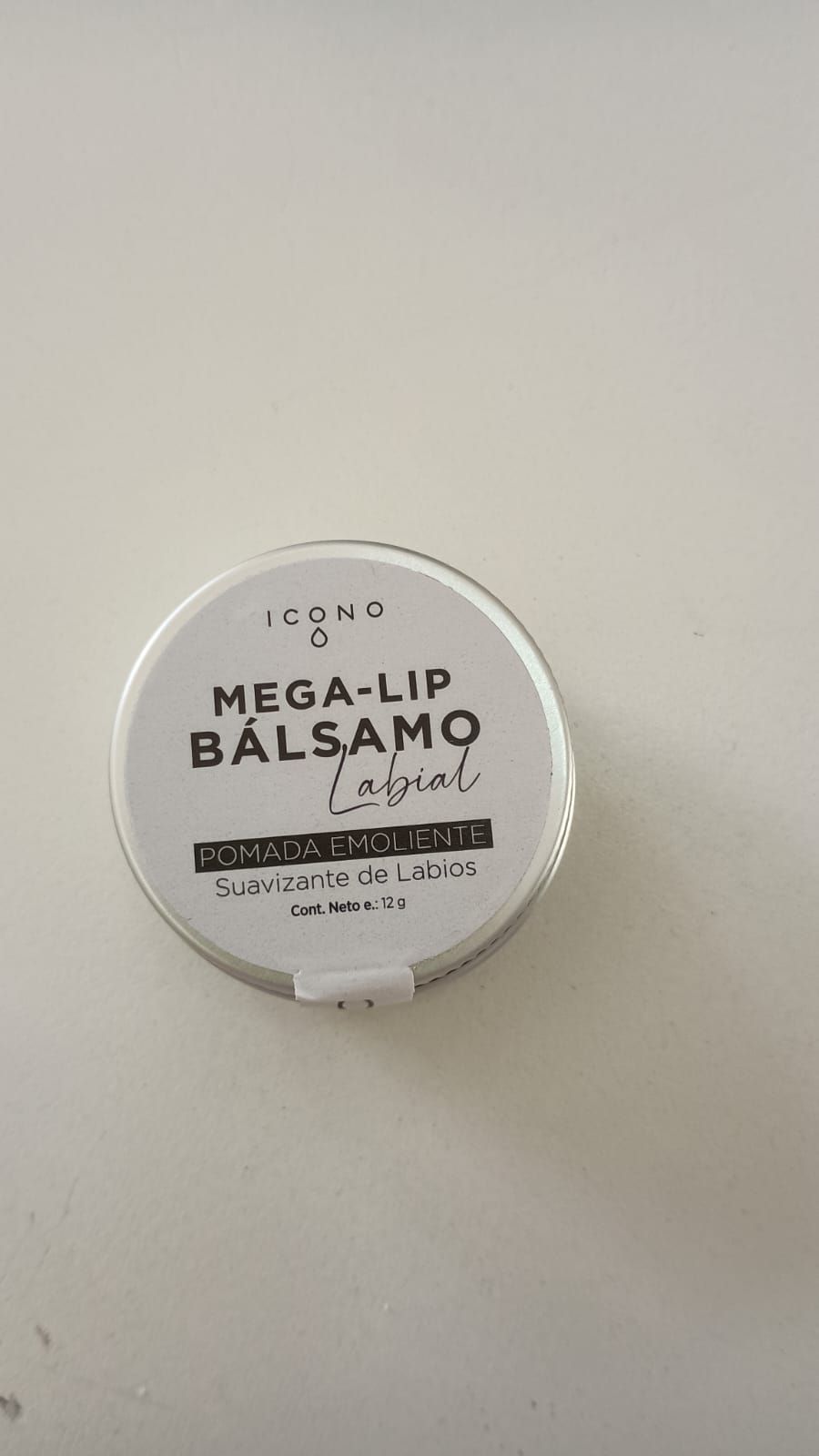 Un envase redondo y blanco de bálsamo labial 