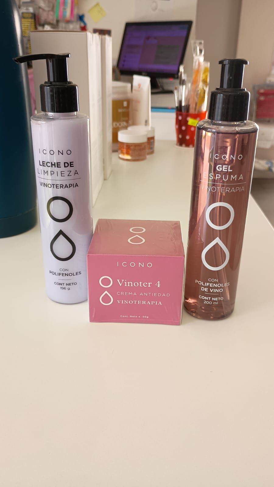 Tres productos para el cuidado de la piel de la marca IOMA, incluyendo dos frascos con dosificador