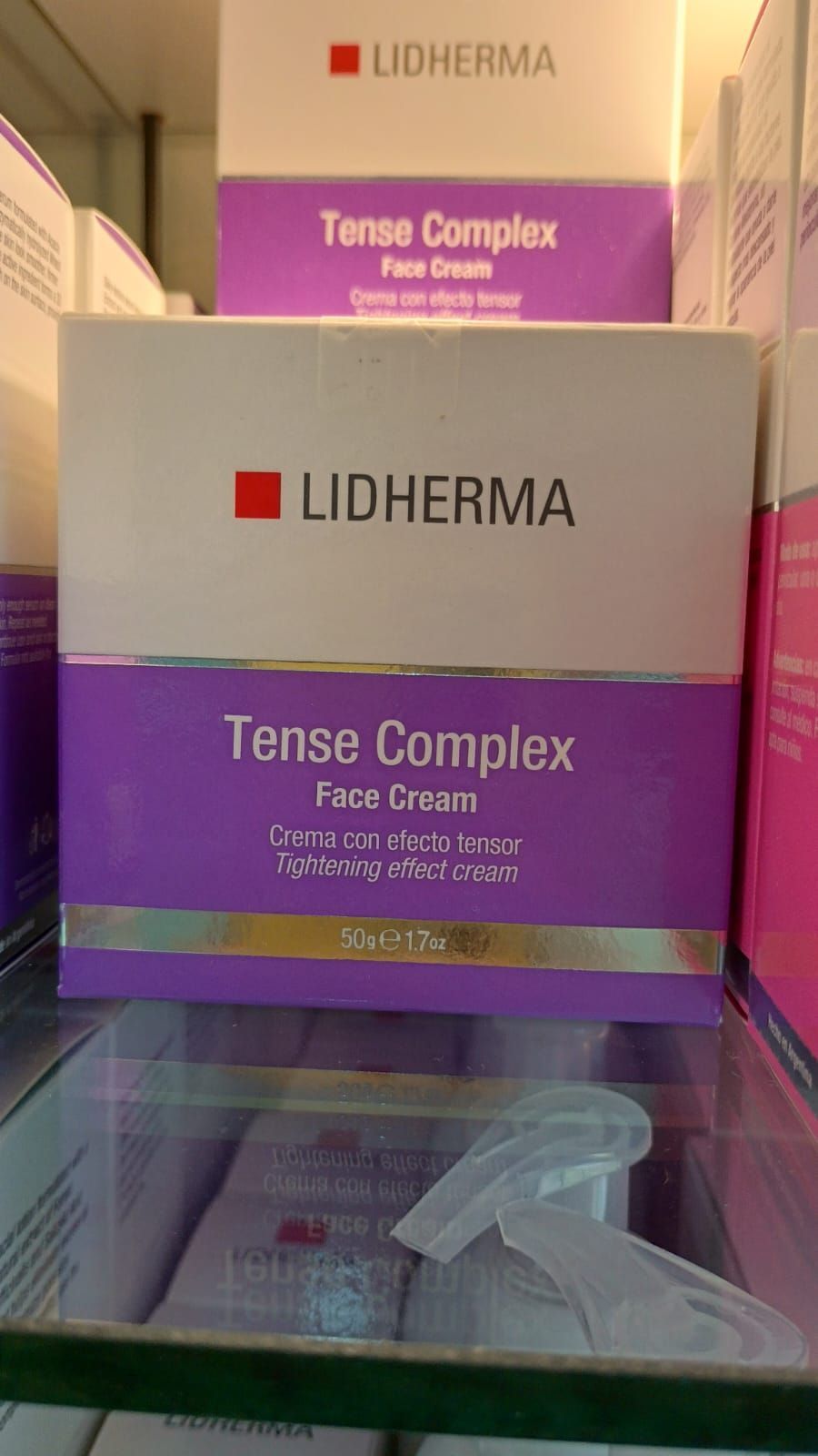 Una caja de crema facial Lidherma Tense Complex en un estante de una tienda