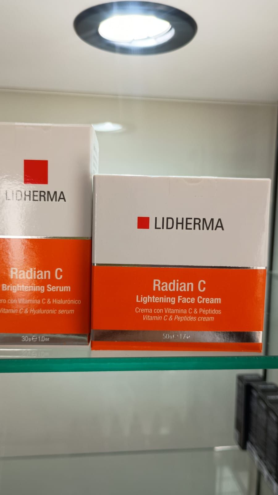 Dos productos para el cuidado de la piel Lidherma Radian C, un sérum y una crema facial