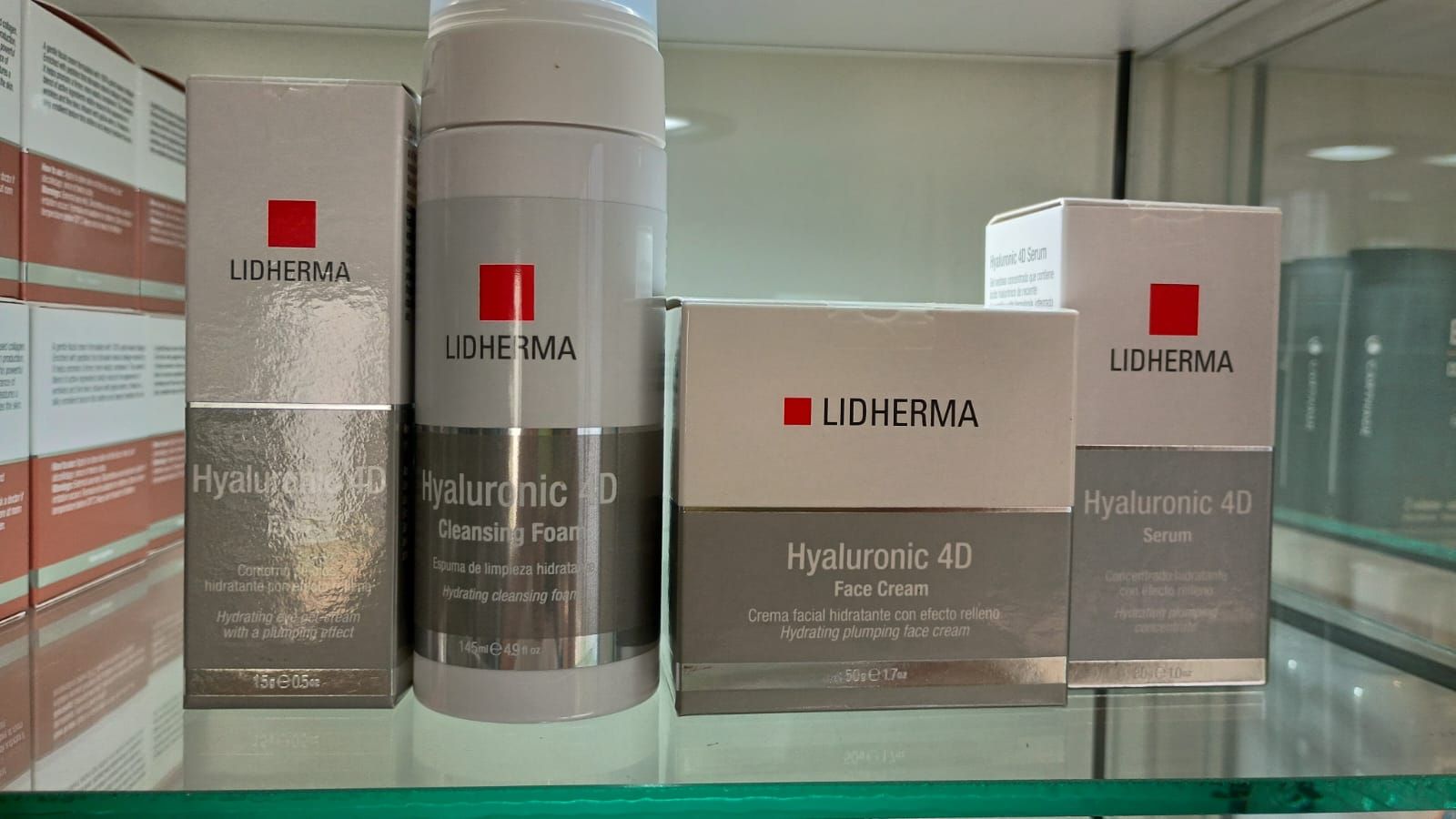 Cuatro productos para el cuidado de la piel Lidherma Hyaluronic 4D en envases grises y blancos